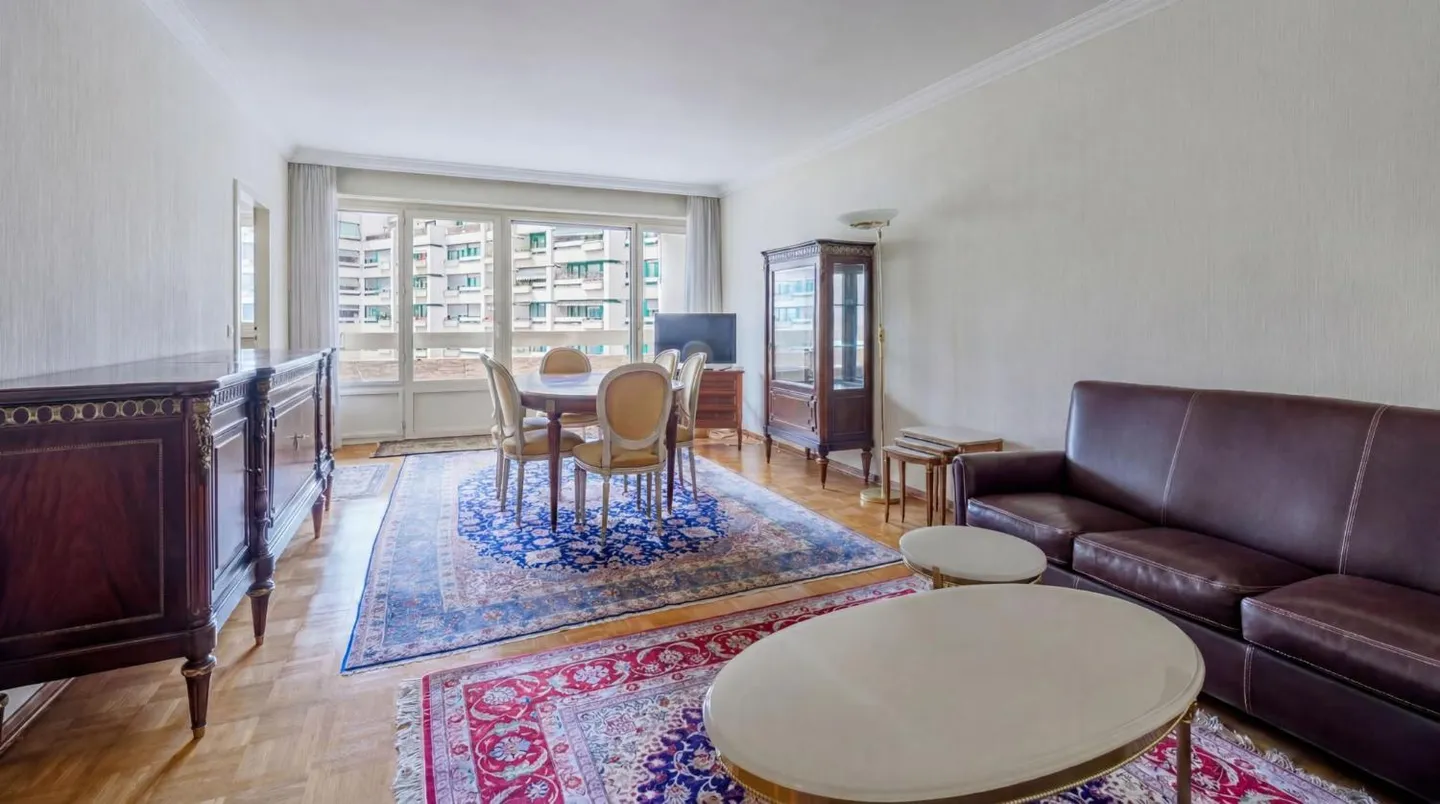 Exclusively - Bright crossing apartment with unobstructed view in the heart of Geneva - Photo 9 of 11