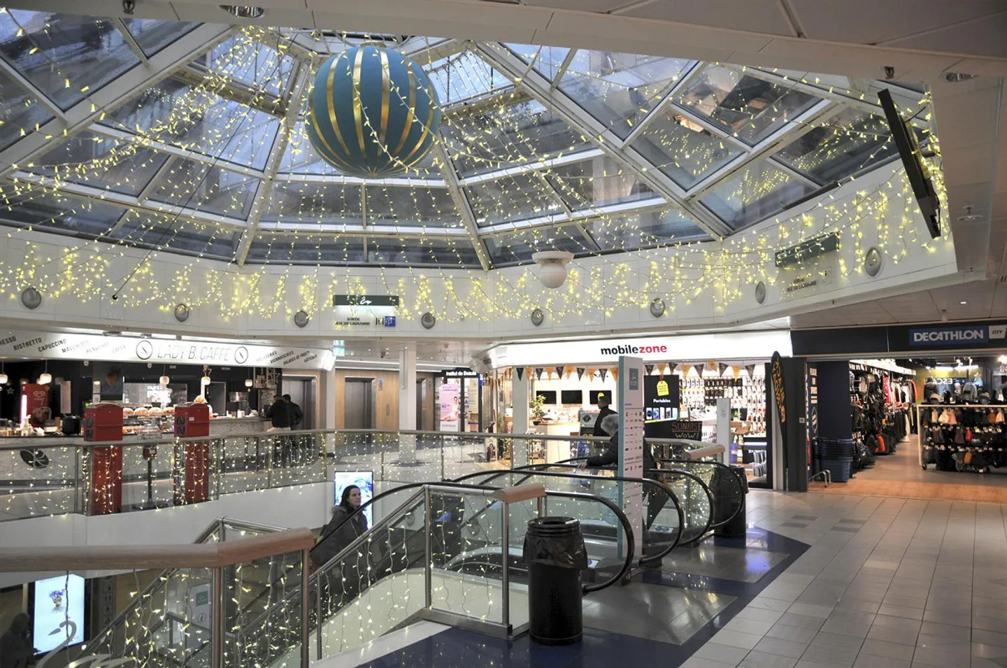 Commercial space for rent - Les Cygnes Shopping Center - Photo 2 of 2