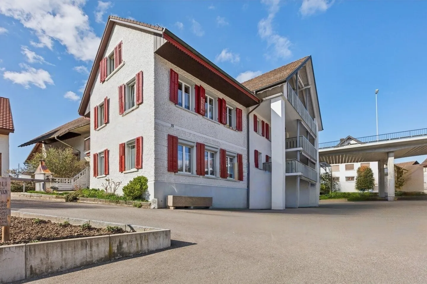 Charmantes Eckhaus mit viel Potenzial - Photo 1 sur 6