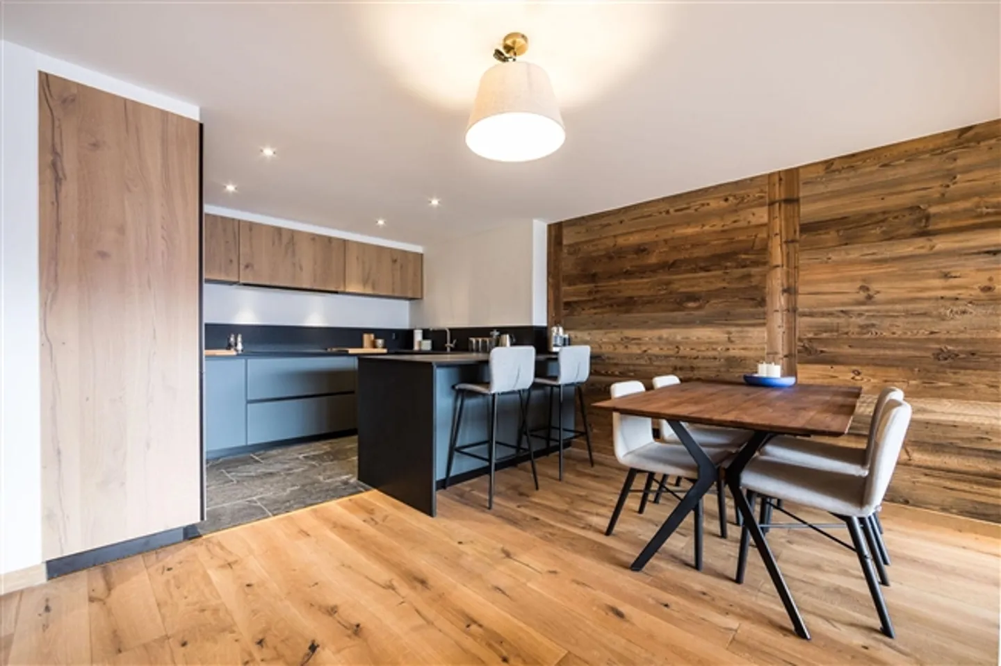 Outstanding 2-room apartment in the center of Verbier with villas in the valley. - Photo 3 of 15