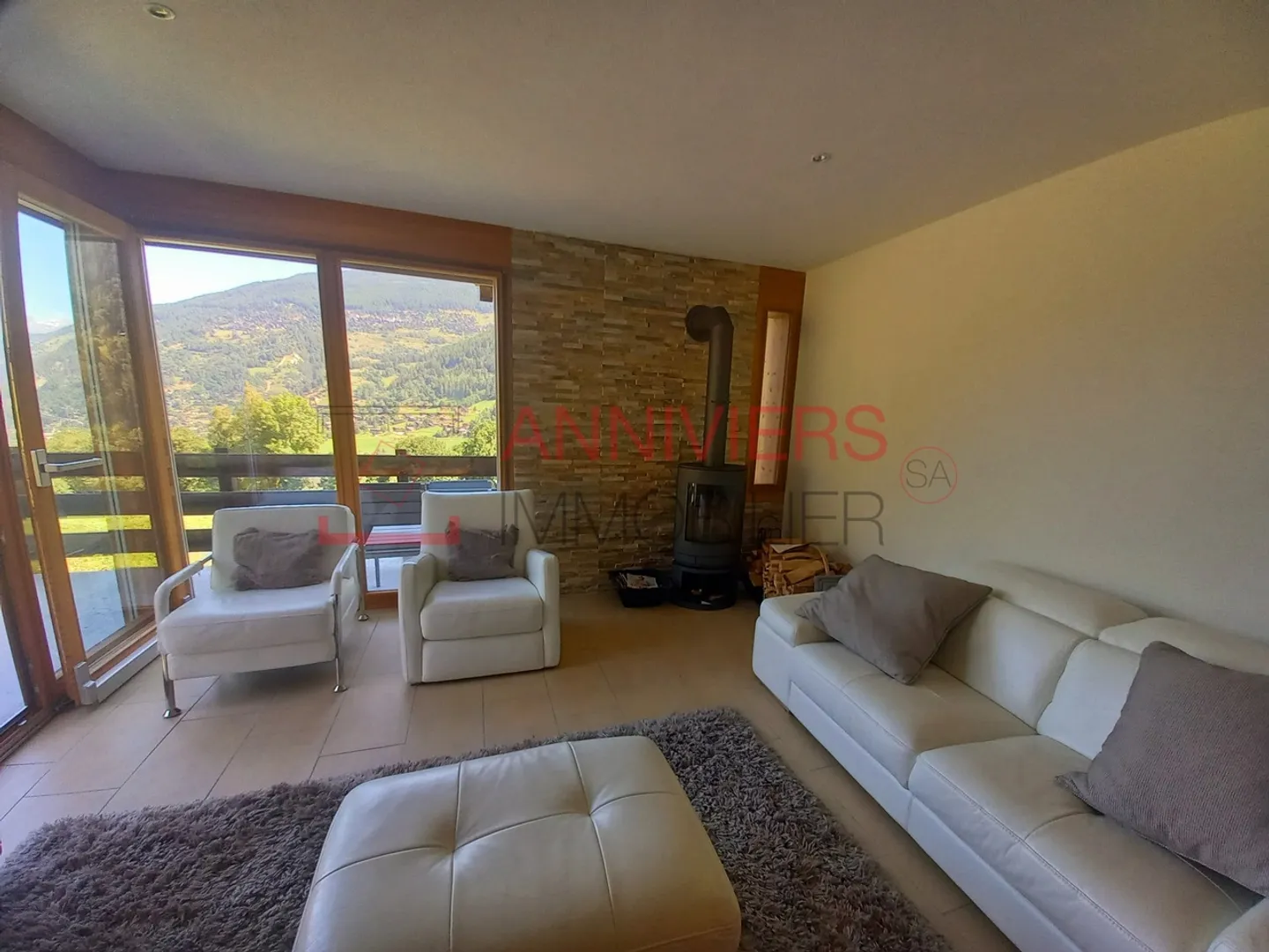 Spacious Penthouse Apartment - 4 Rooms - Free and Sunny View - Photo 2 of 13
