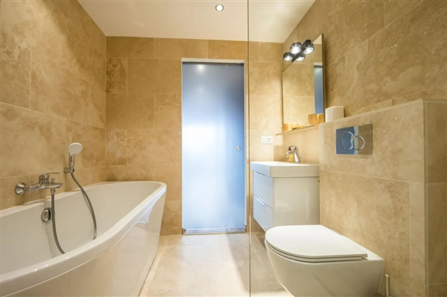 Outstanding 2-room apartment in the center of Verbier with villas in the valley. - Photo 9 of 15