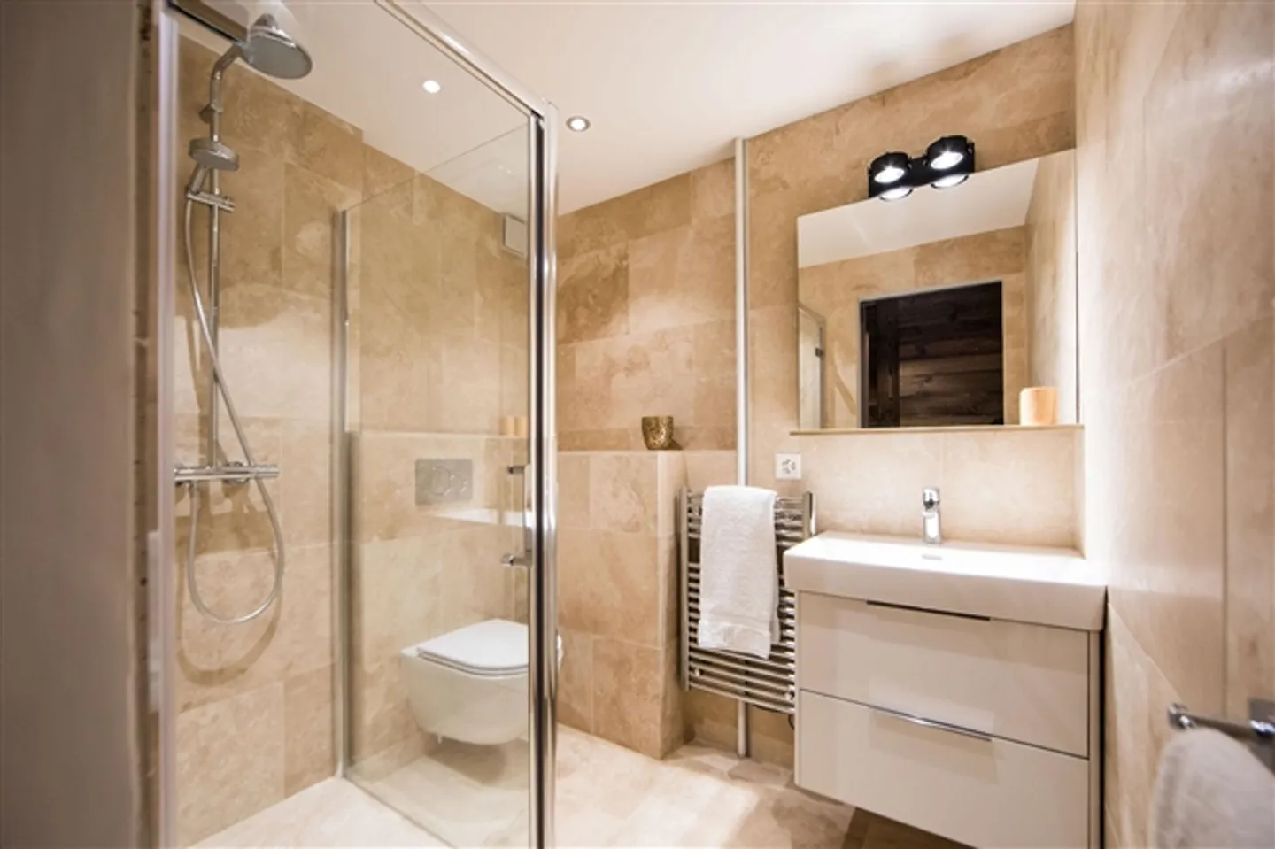 Outstanding 2-room apartment in the center of Verbier with villas in the valley. - Photo 12 of 15