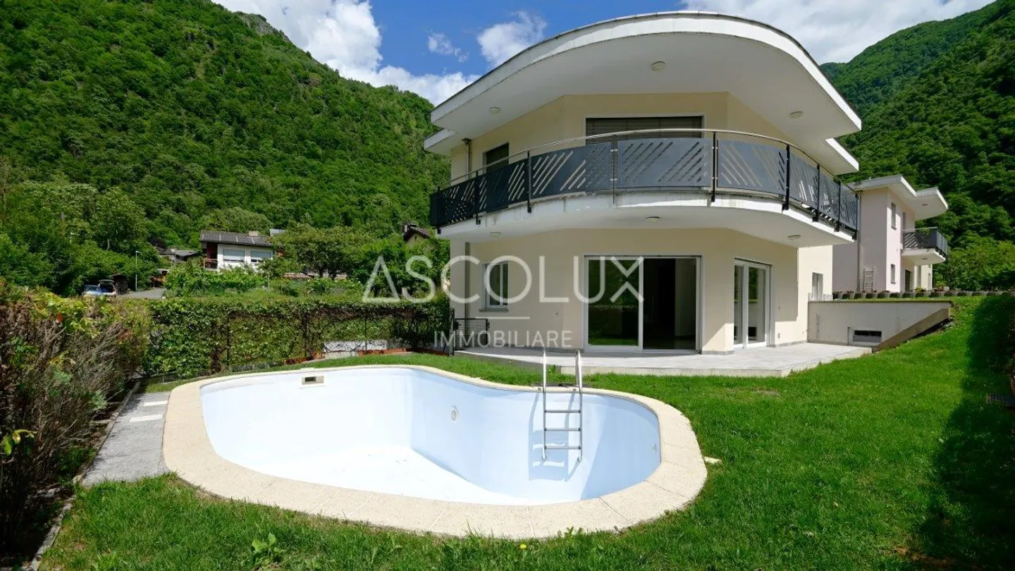 GRAZIOSA Casa unifamiliare di 4.5 locali con giardino e piscina in una posizione residenziale tranquilla | Hübsches 4.5-Zimmer-Einfamilienhaus mit Garten und Pool in ruhiger Wohnlage - Foto 1 di 13