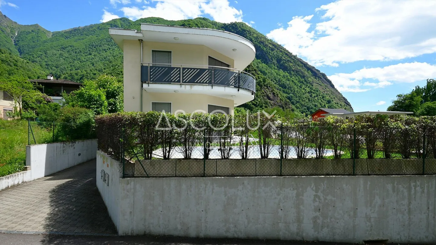 GRAZIOSA Casa unifamiliare di 4.5 locali con giardino e piscina in una posizione residenziale tranquilla | Hübsches 4.5-Zimmer-Einfamilienhaus mit Garten und Pool in ruhiger Wohnlage - Foto 4 di 13