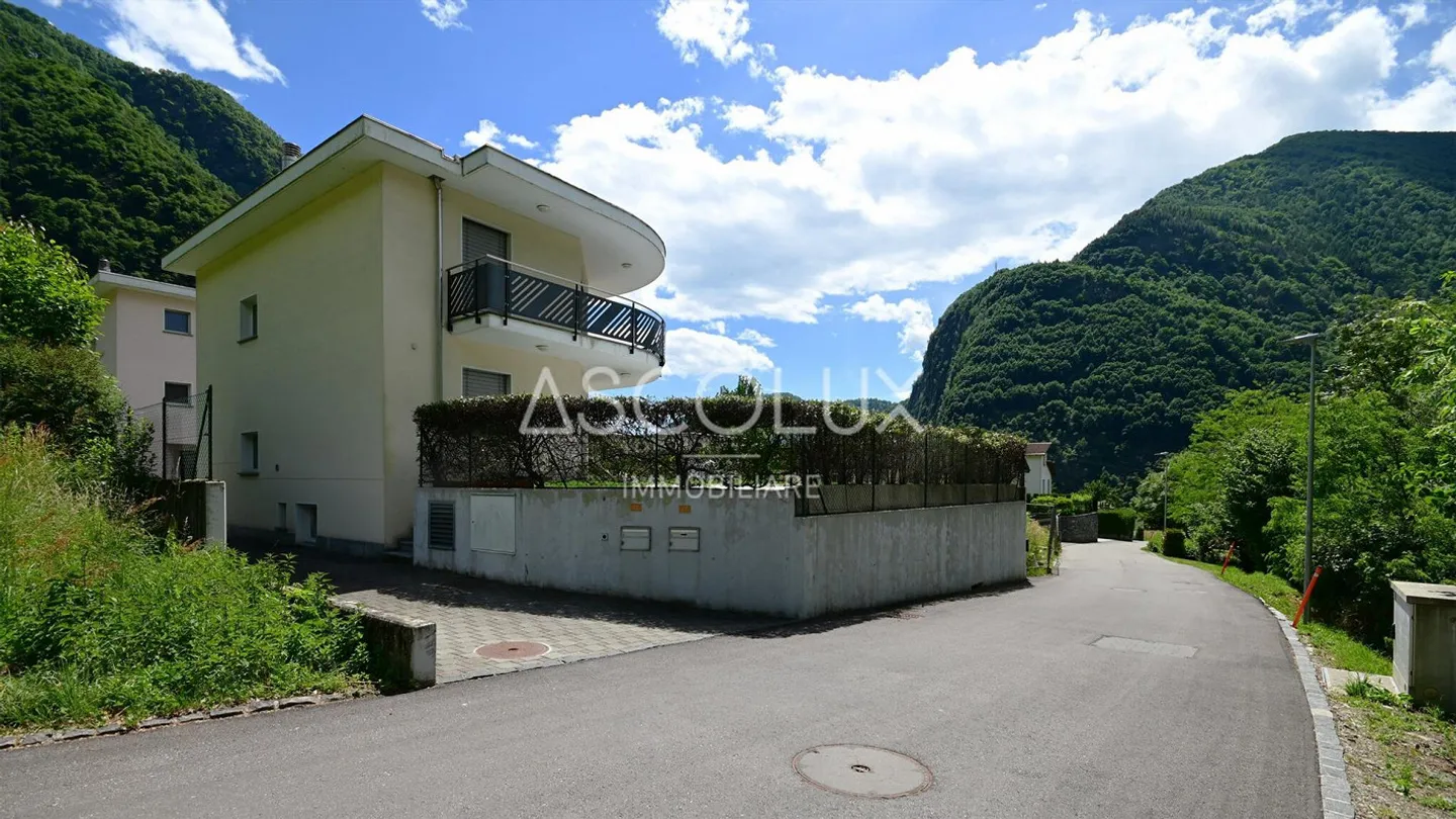 GRAZIOSA Casa unifamiliare di 4.5 locali con giardino e piscina in una posizione residenziale tranquilla | Hübsches 4.5-Zimmer-Einfamilienhaus mit Garten und Pool in ruhiger Wohnlage - Foto 5 di 13