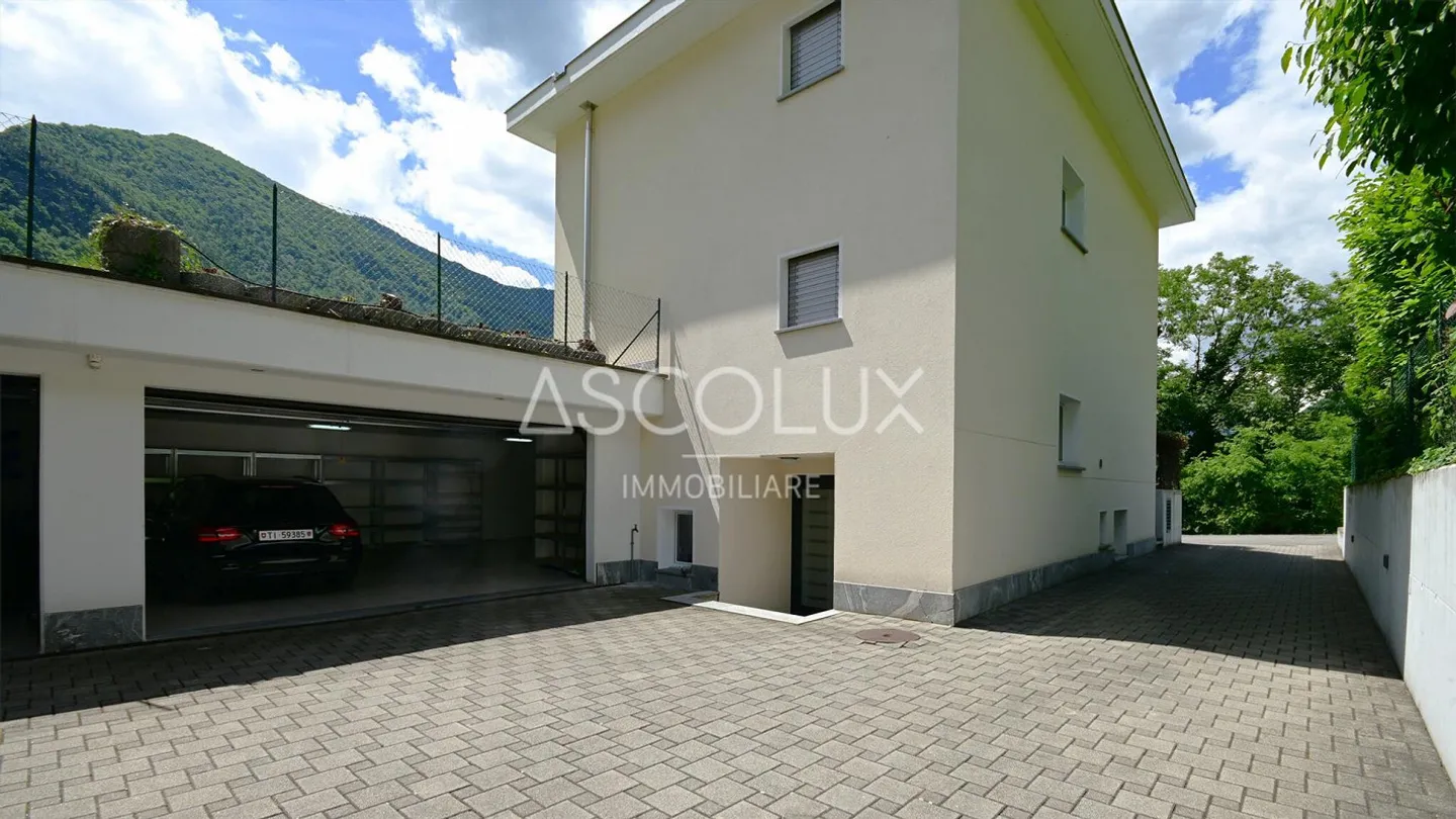 GRAZIOSA Casa unifamiliare di 4.5 locali con giardino e piscina in una posizione residenziale tranquilla | Hübsches 4.5-Zimmer-Einfamilienhaus mit Garten und Pool in ruhiger Wohnlage - Foto 6 di 13