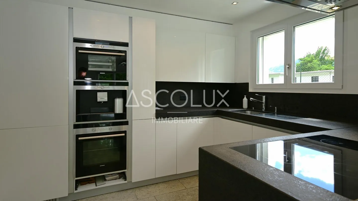 GRAZIOSA Casa unifamiliare di 4.5 locali con giardino e piscina in una posizione residenziale tranquilla | Hübsches 4.5-Zimmer-Einfamilienhaus mit Garten und Pool in ruhiger Wohnlage - Foto 10 di 13