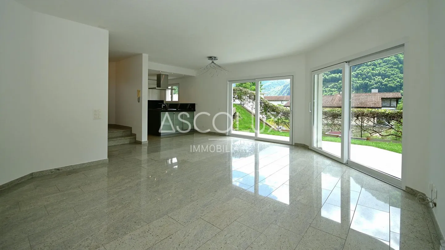 GRAZIOSA Casa unifamiliare di 4.5 locali con giardino e piscina in una posizione residenziale tranquilla | Hübsches 4.5-Zimmer-Einfamilienhaus mit Garten und Pool in ruhiger Wohnlage - Foto 12 di 13