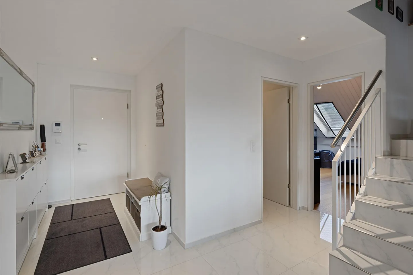 Elegant, spacious and as good as new in a central location - Photo 8 of 11