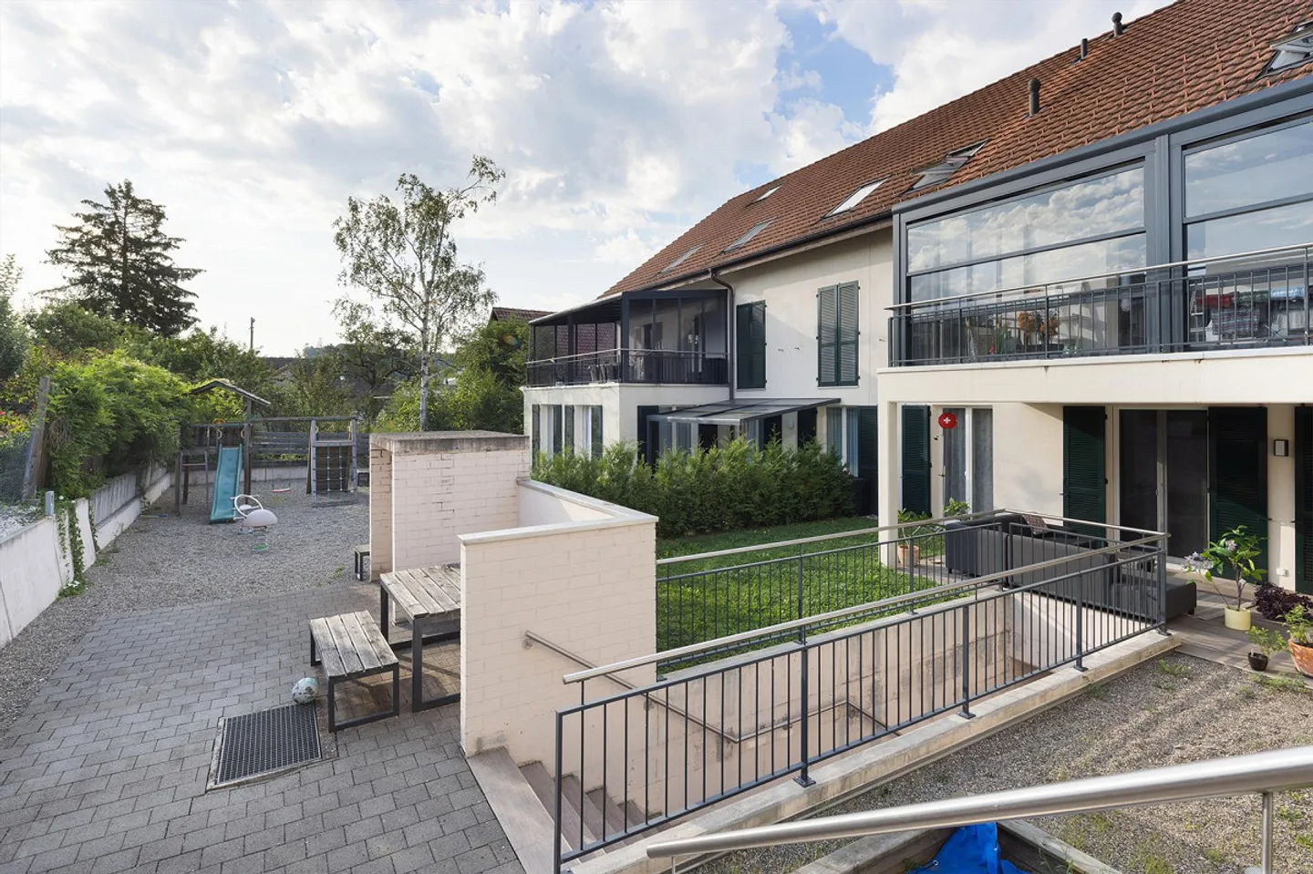 Elegant, spacious and as good as new in a central location - Photo 10 of 11