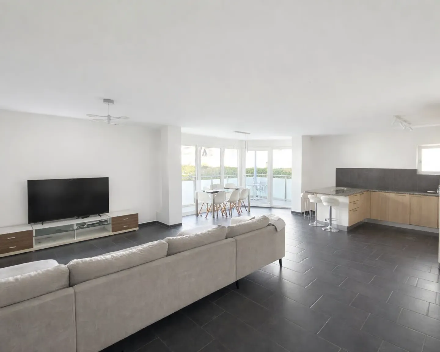 Exclusive 4.5-room apartment - Also suitable as a second residence - Photo 2 of 8
