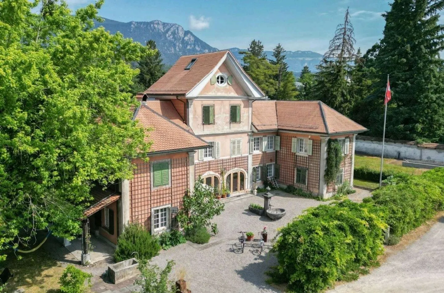 Appartement spacieux de 2 pièces au 1er étage d'une charmante maison patricienne - Photo 1 sur 10