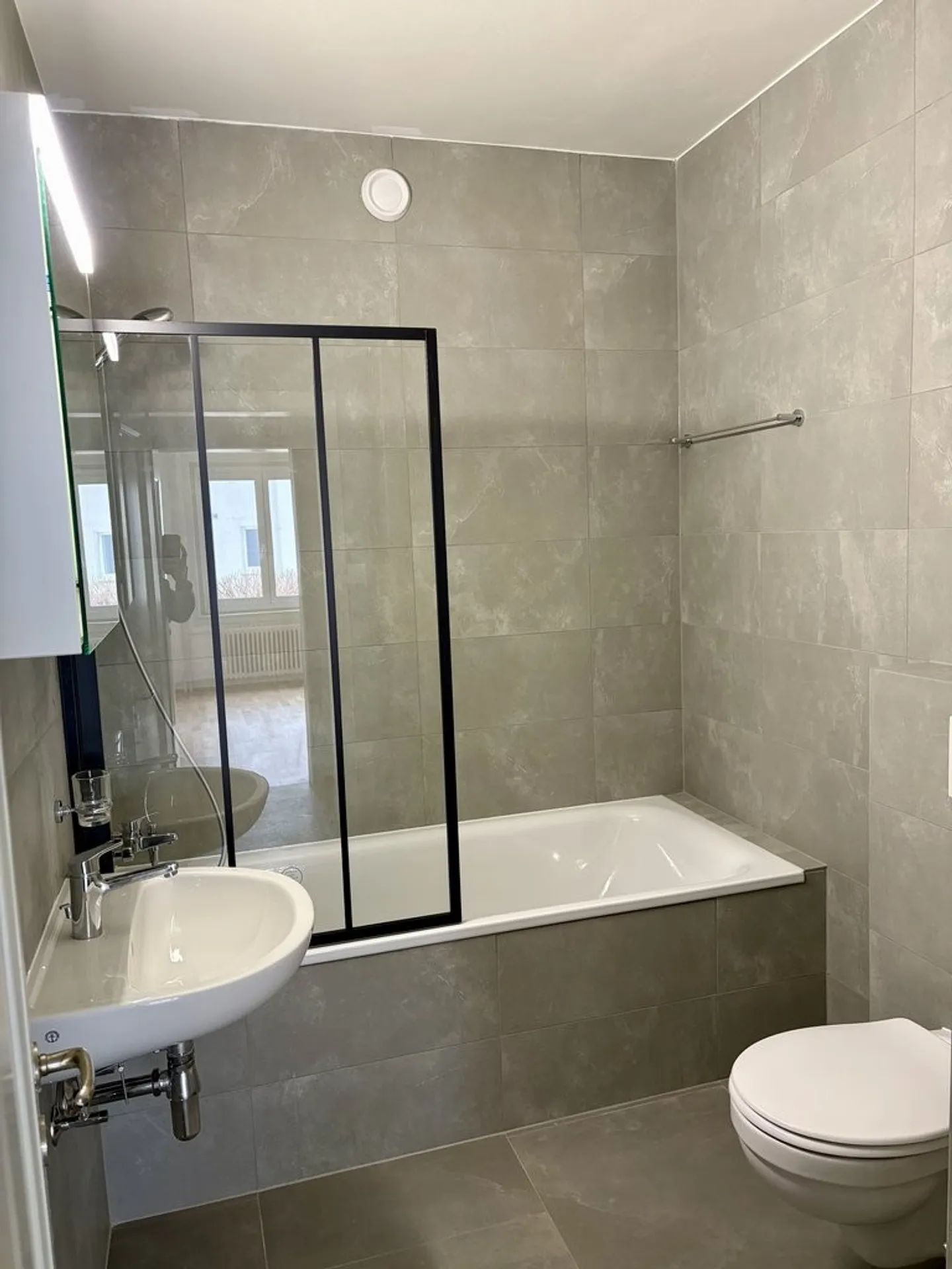 Appartamento completamente ristrutturato, in affitto con o senza mobili - Foto 3 di 6