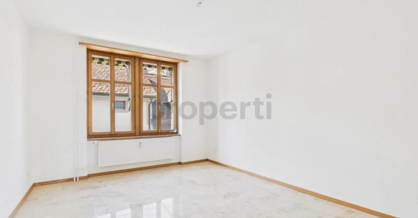 Charming Apartment with Balcony - Photo 3 of 12