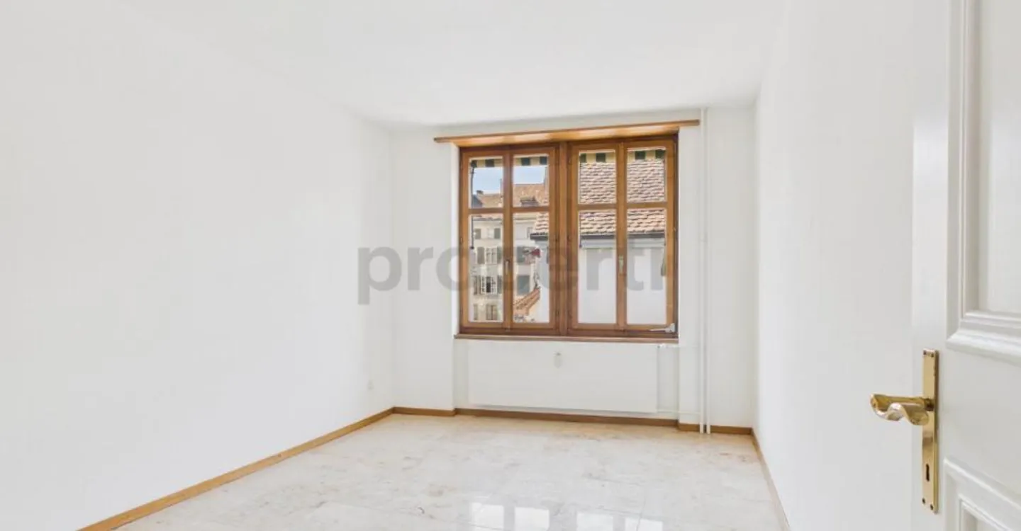 Charming Apartment with Balcony - Photo 4 of 12