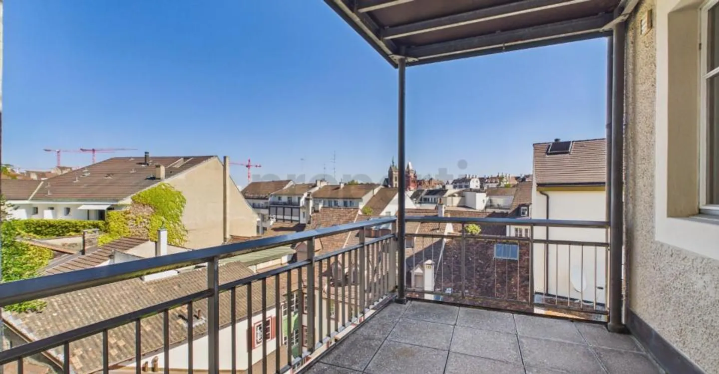 Charming Apartment with Balcony - Photo 7 of 12