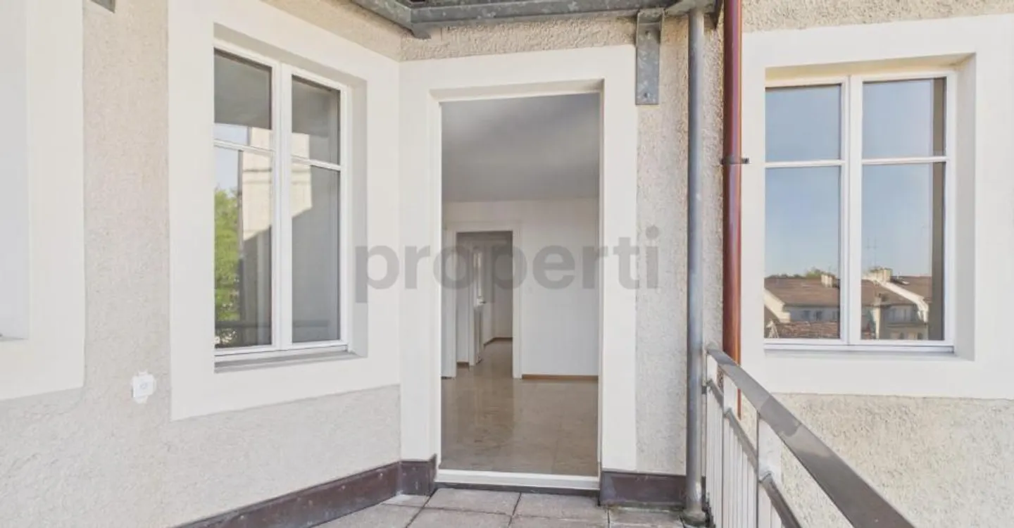Charming Apartment with Balcony - Photo 9 of 12