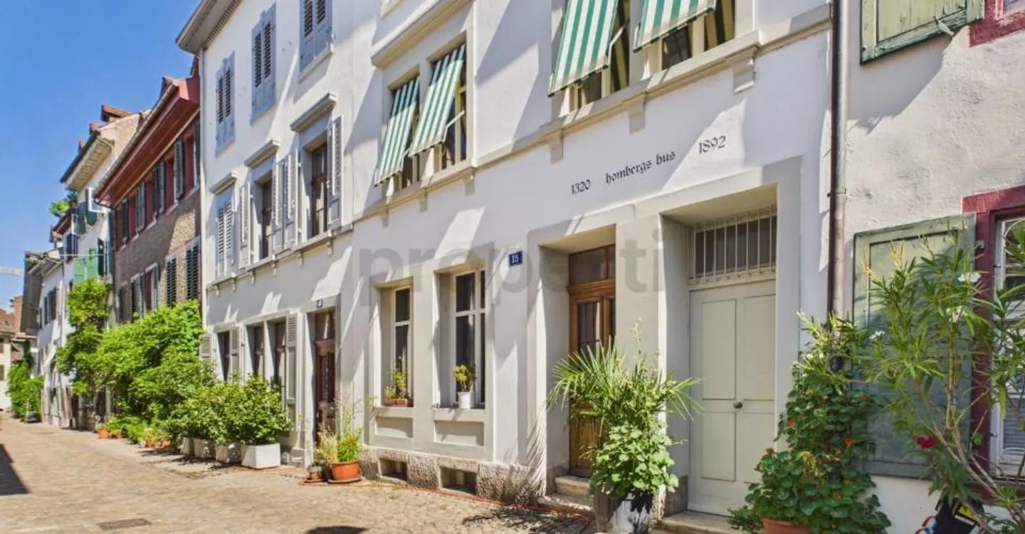 Charming Apartment with Balcony - Photo 11 of 12
