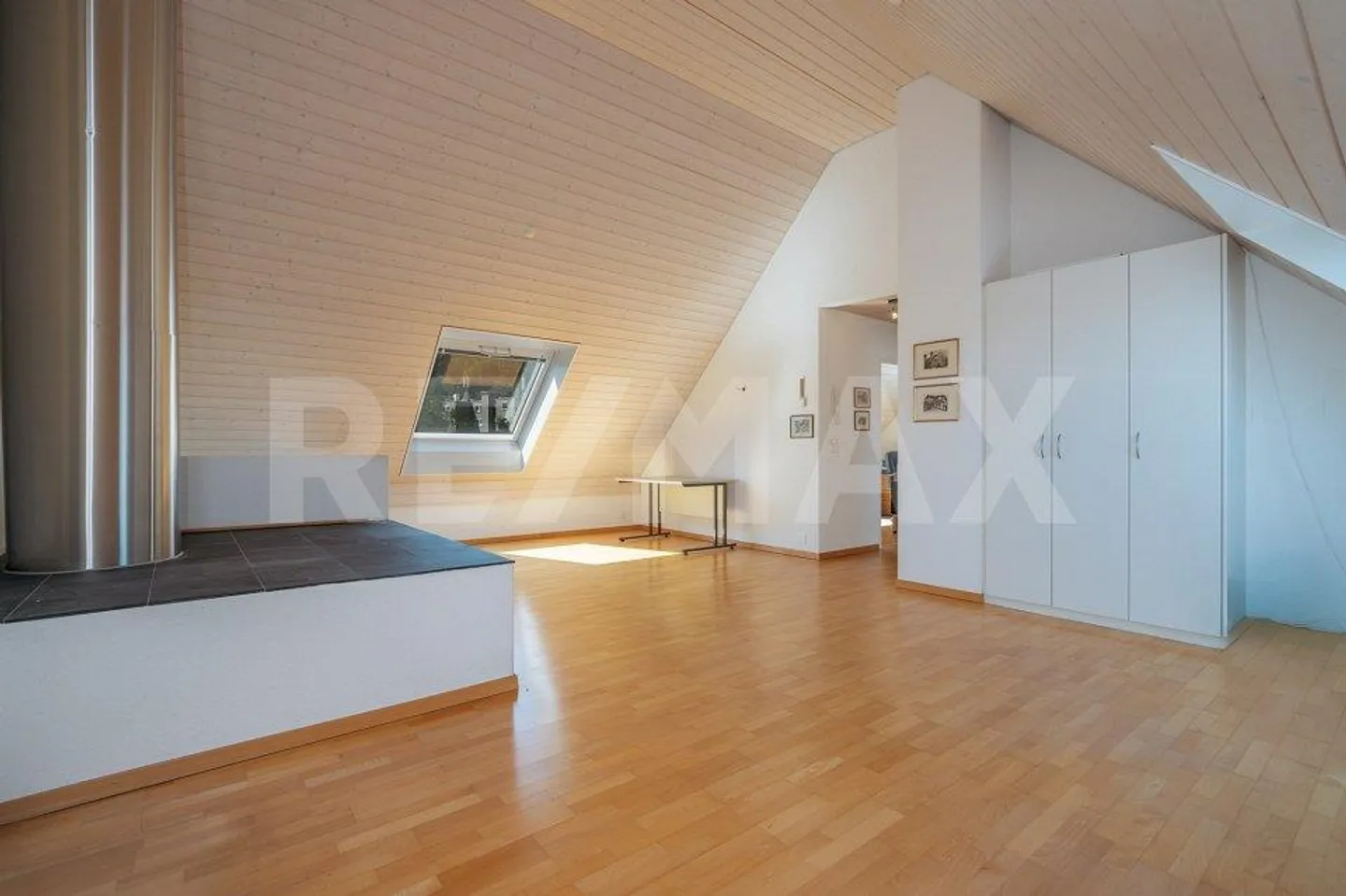 Spacious living experience with attic flair - Quality of life on two levels! - Photo 6 of 13