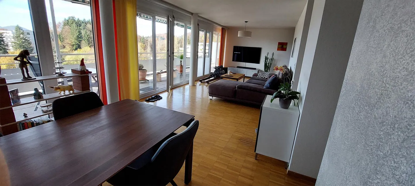 Grosszügige und helle 2.5 - Zimmerwohnung - Foto 1 von 9