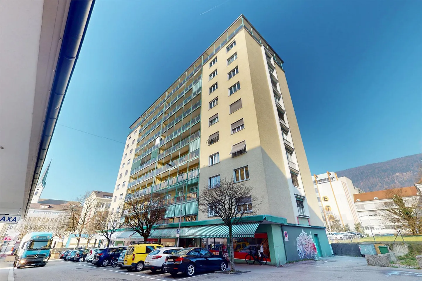 Posizione attraente nella vivace piazza! Primo affitto gratuito. - Foto 1 di 6