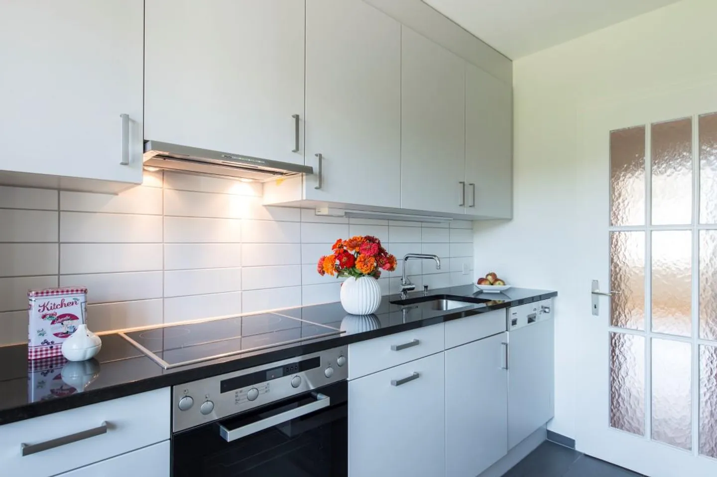 Posizione attraente nella vivace piazza! Primo affitto gratuito. - Foto 2 di 6