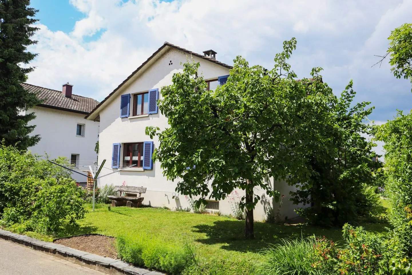 Casa unifamiliare di 6 stanze in una posizione molto tranquilla e soleggiata - Foto 2 di 13