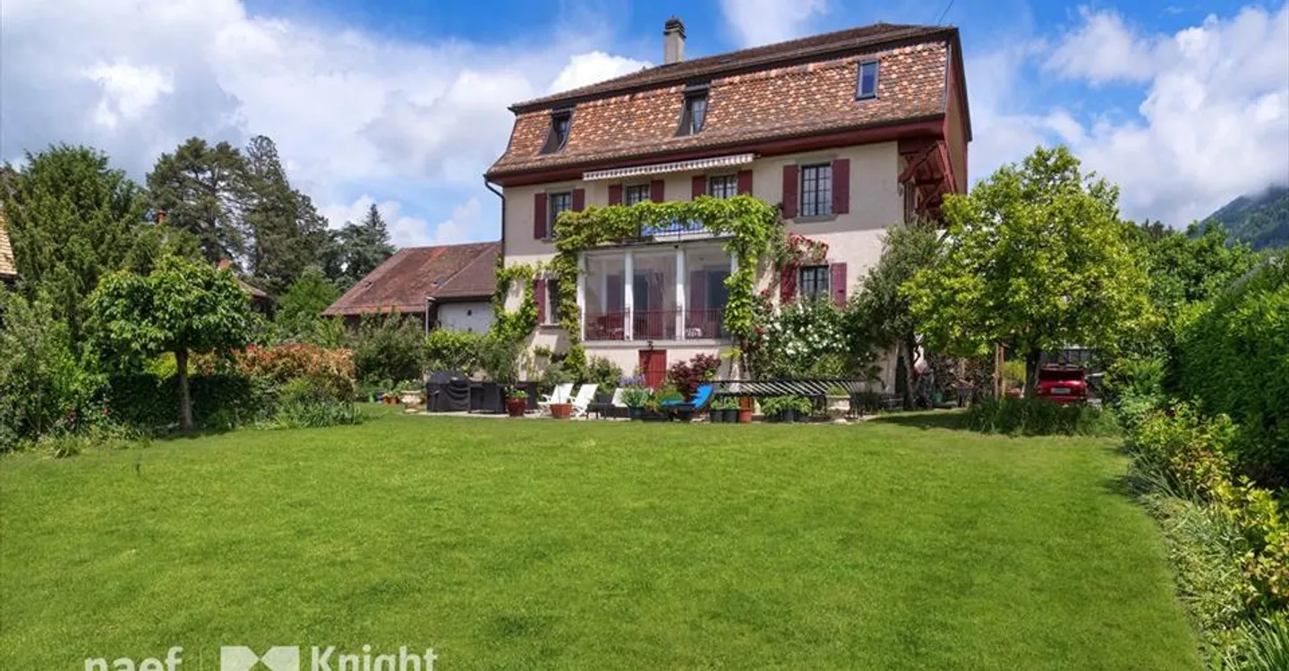 Individual house with a lot of character, 10 rooms for sale in the city center of St-Légier - Photo 1 of 10