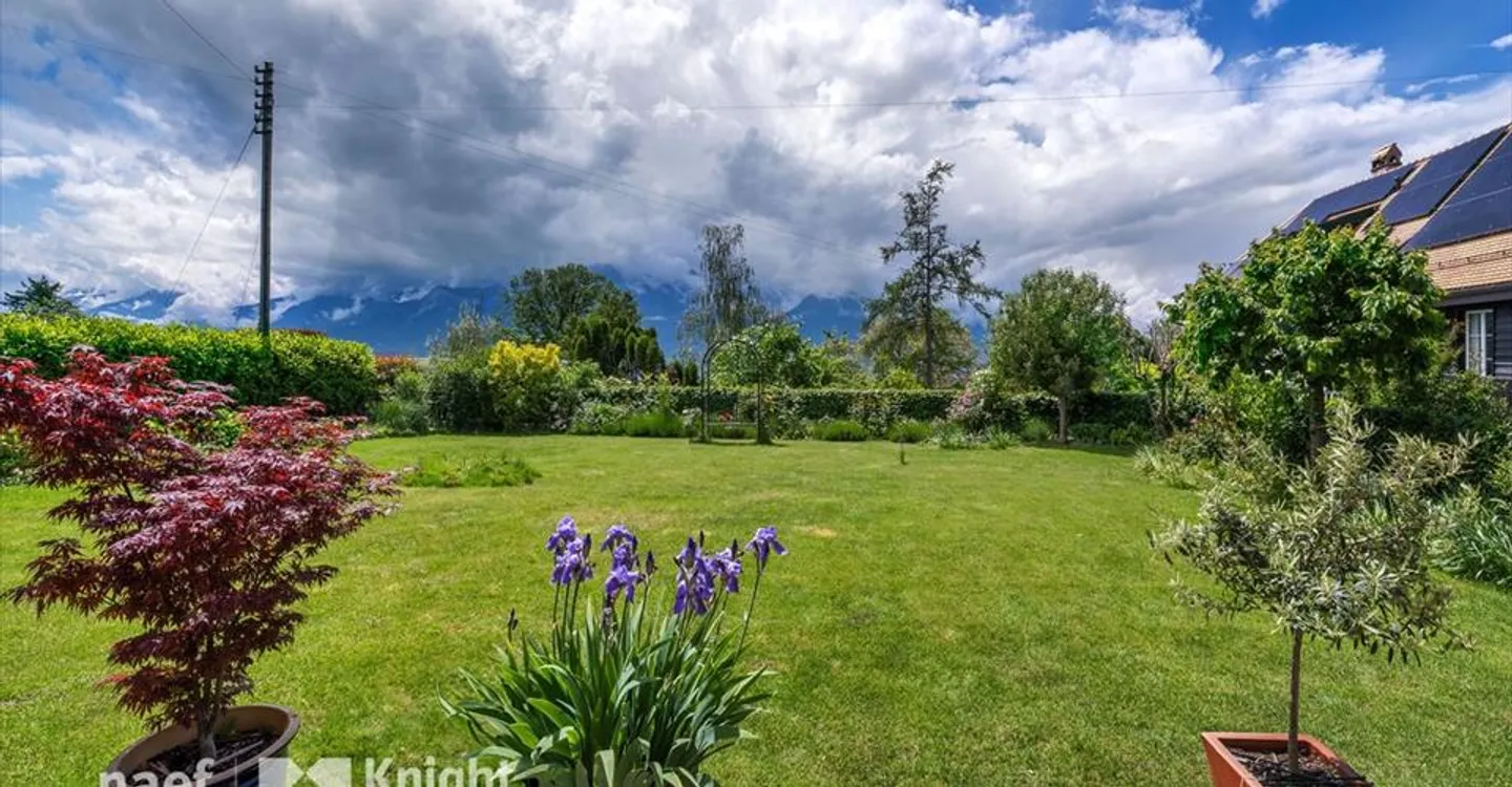 Individual house with a lot of character, 10 rooms for sale in the city center of St-Légier - Photo 2 of 10