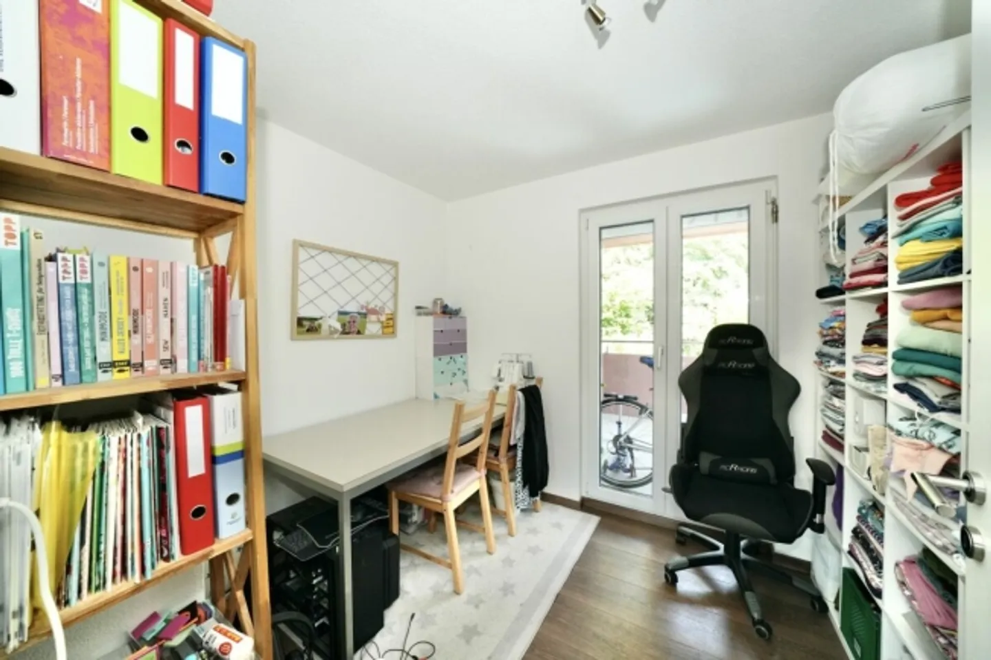 GROSSZÜGIGE 4.5-ZIMMER-WOHNUNG IN BEGEHRTER UND RUHIGER LAGE - Foto 11 von 17