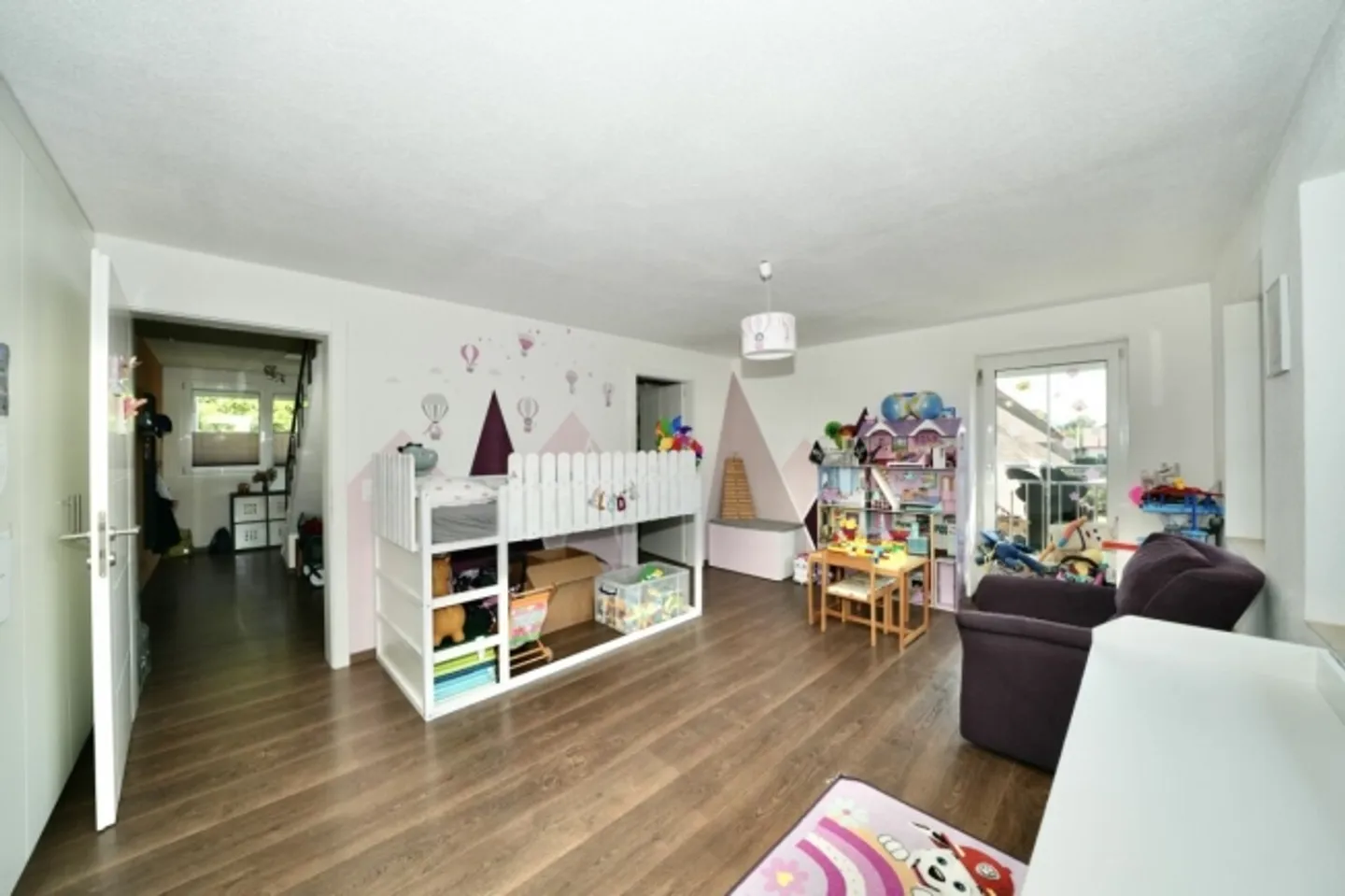 GROSSZÜGIGE 4.5-ZIMMER-WOHNUNG IN BEGEHRTER UND RUHIGER LAGE - Foto 9 von 17