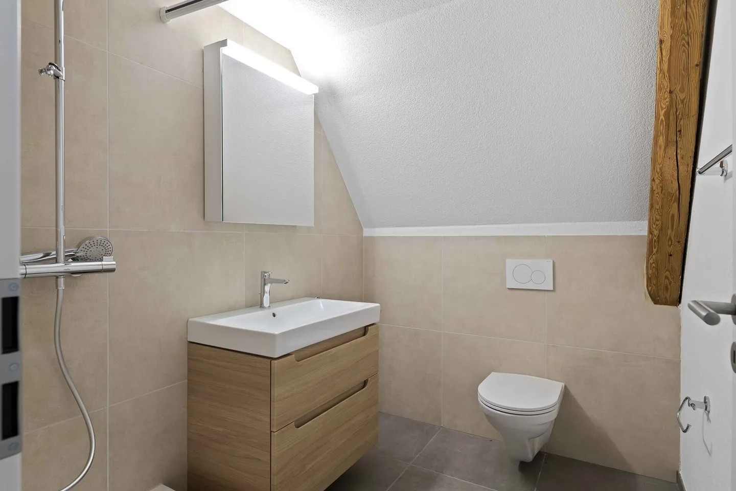 Casa bifamiliare ristrutturata di alta qualità a Wohlen - Foto 10 di 11