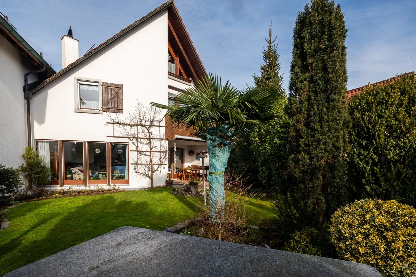 Affascinante casa familiare bifamiliare ai margini del villaggio - posizione tranquilla e elevata - Foto 3 di 15