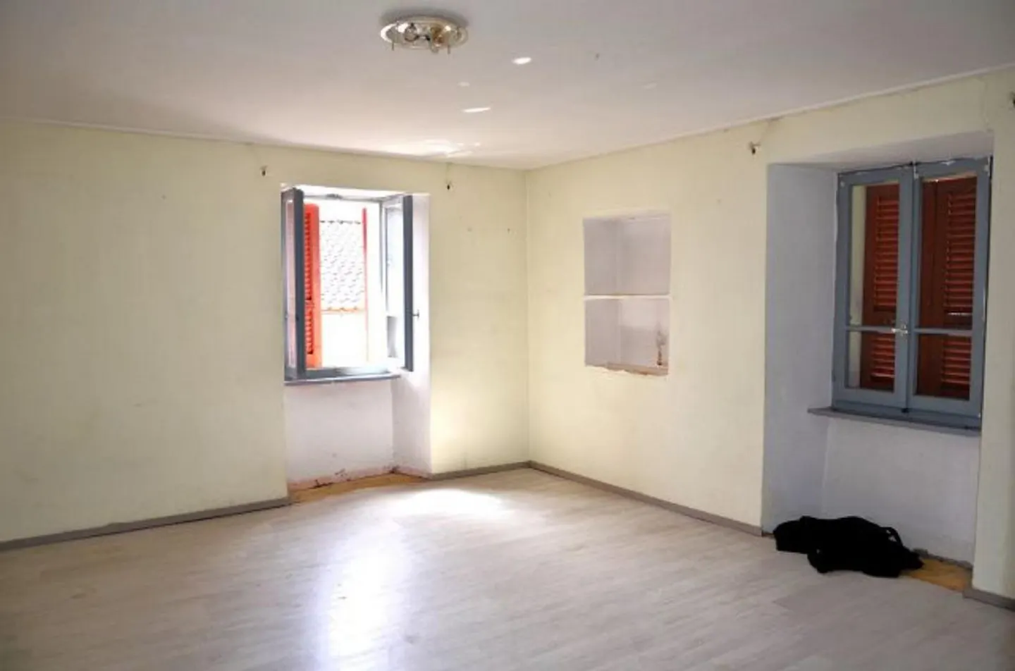 12-Room Ticino House in the Village Center for Renovation with Garden / House... - Photo 7 of 39