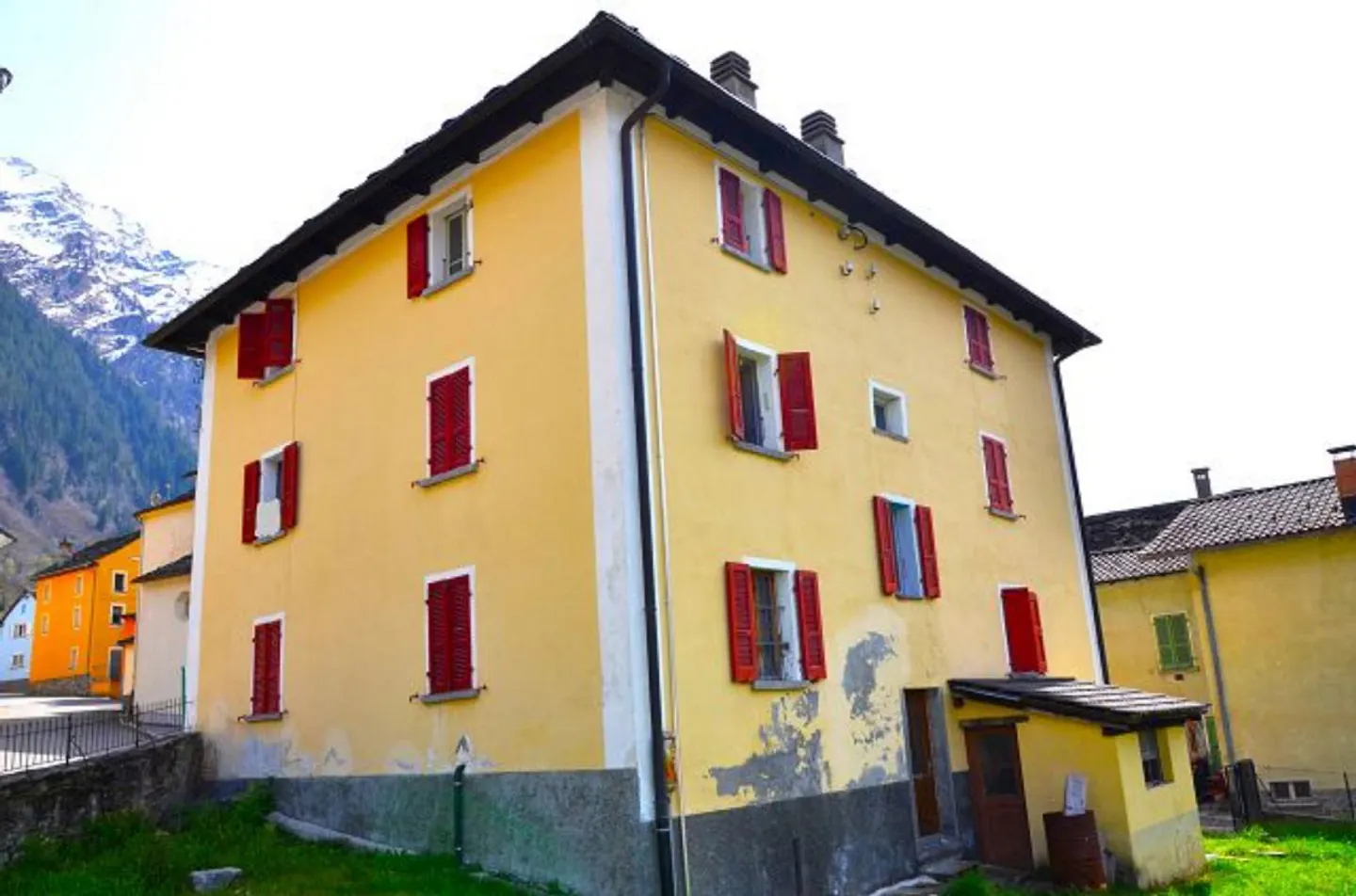 12-Room Ticino House in the Village Center for Renovation with Garden / House... - Photo 31 of 39