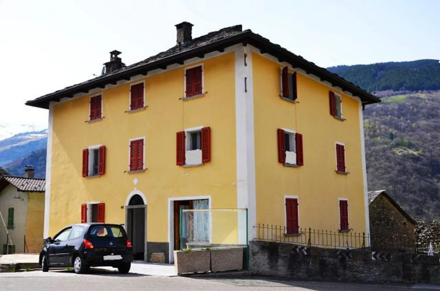 12-Room Ticino House in the Village Center for Renovation with Garden / House... - Photo 32 of 39