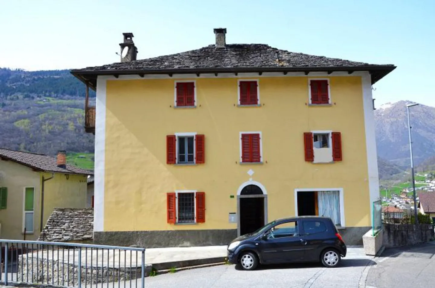 12-Room Ticino House in the Village Center for Renovation with Garden / House... - Photo 33 of 39