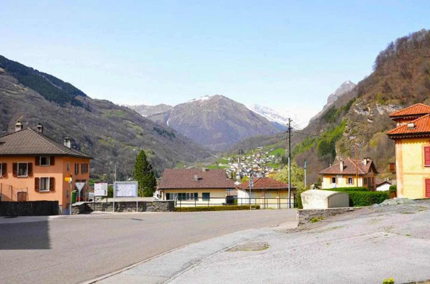 12-Room Ticino House in the Village Center for Renovation with Garden / House... - Photo 36 of 39