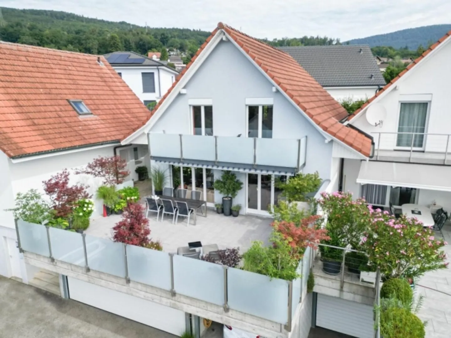 Spacious 4.5 Room Single Family Home with 60 m2 Large Terrace and Stunning View up to the Alps - Photo 1 of 16