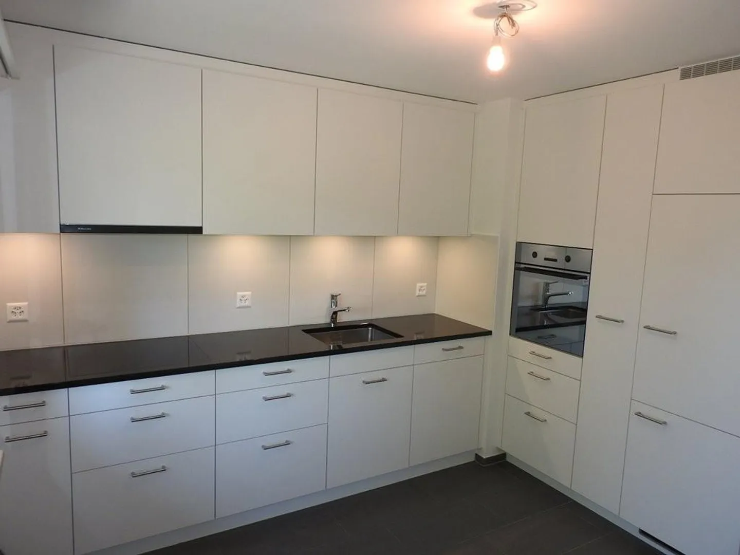 Maison familiale semi-détachée rénovée attrayante - Photo 2 sur 11