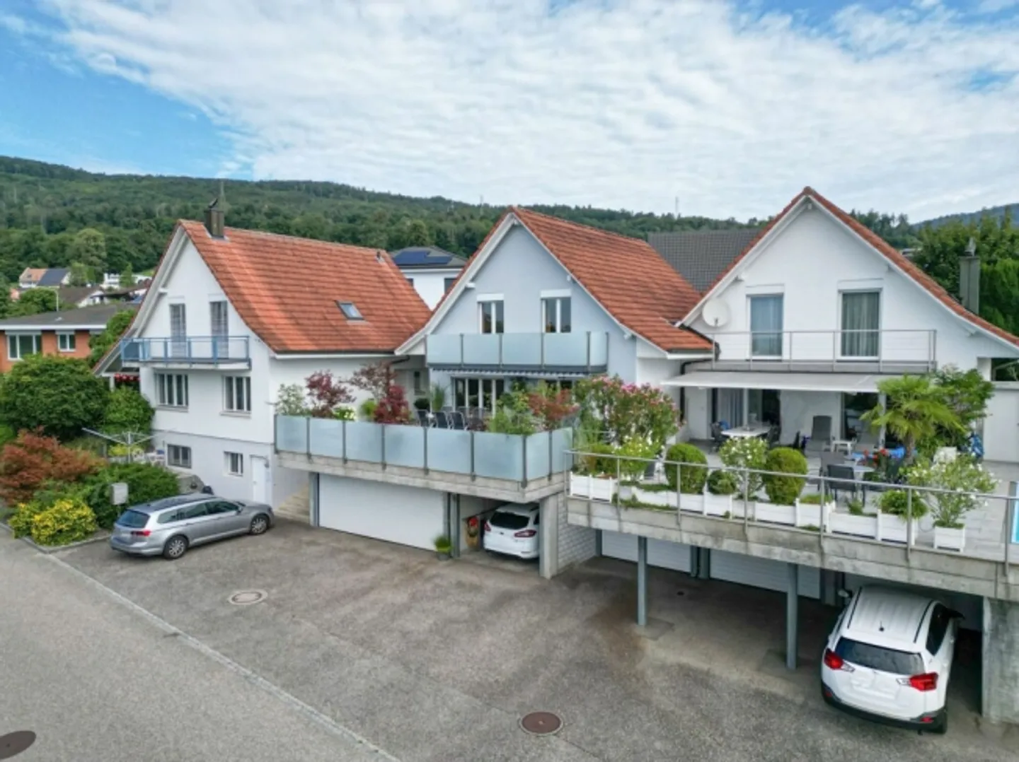 Spacious 4.5 Room Single Family Home with 60 m2 Large Terrace and Stunning View up to the Alps - Photo 2 of 16