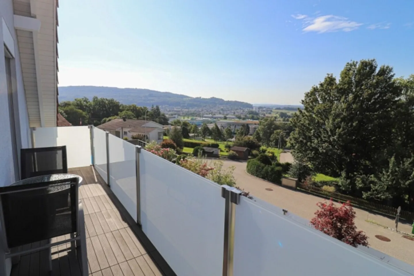 Spacious 4.5 Room Single Family Home with 60 m2 Large Terrace and Stunning View up to the Alps - Photo 12 of 16
