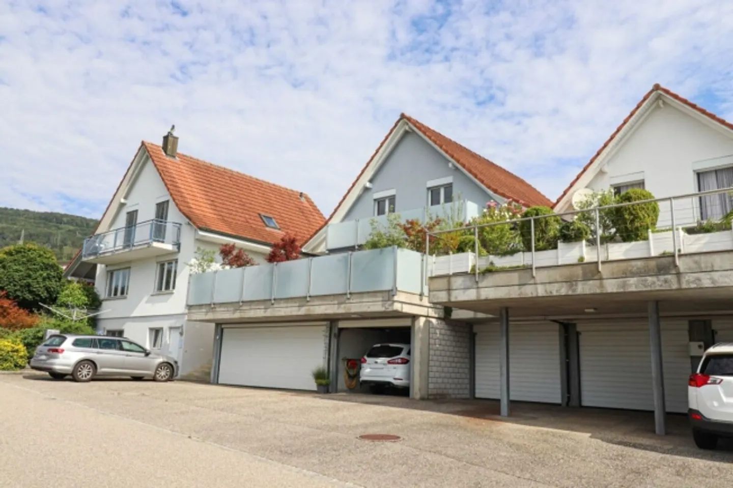 Spacious 4.5 Room Single Family Home with 60 m2 Large Terrace and Stunning View up to the Alps - Photo 15 of 16