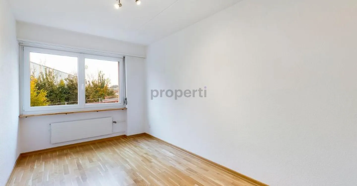 Apartment with a View of the Green - Photo 5 of 8