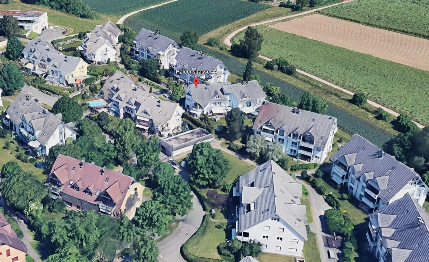 Kloten : Maison individuelle de 6,5 pièces avec parking - Photo 1 sur 13