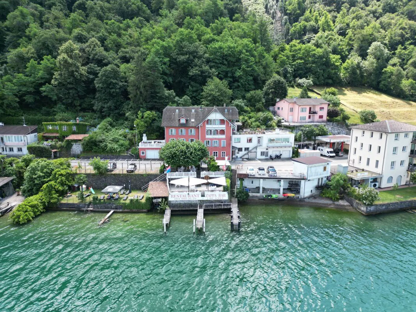 Albergo romantico al lago con spiaggia privata, ristorante e splendida vista | Romantisches Hotel am See mit Privatstrand Restaurant und wunderschöner Aussicht - Foto 1 di 10