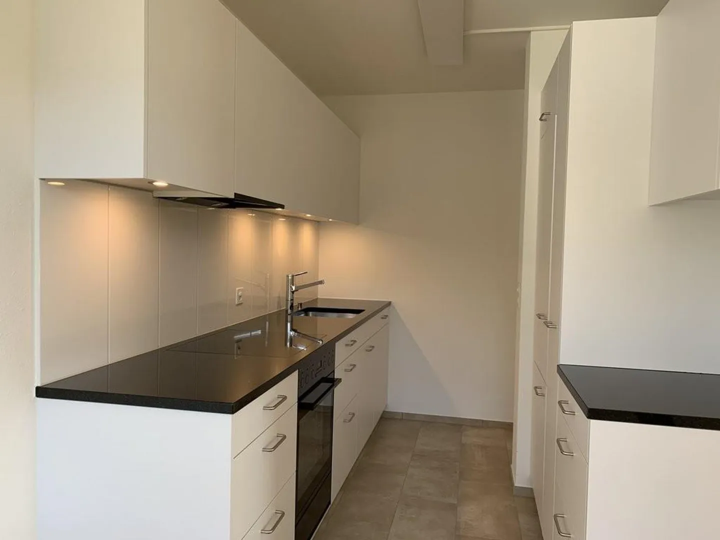 Appartamento ristrutturato con vista su Pratteln - Foto 2 di 5