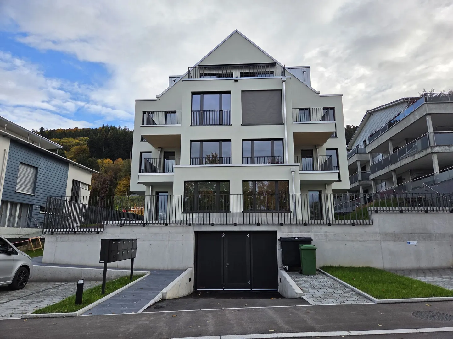 Penthouse apartment with stunning lake view in tax-friendly Pfäffikon - Photo 1 of 10