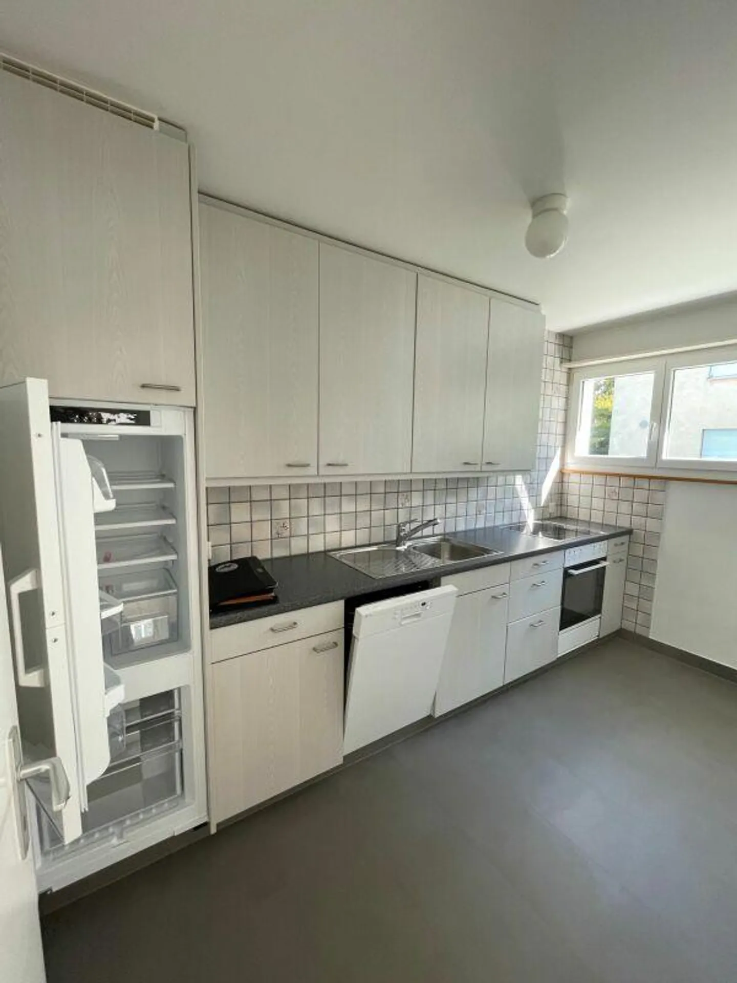 Charming apartment in a preferred location - Photo 2 of 11